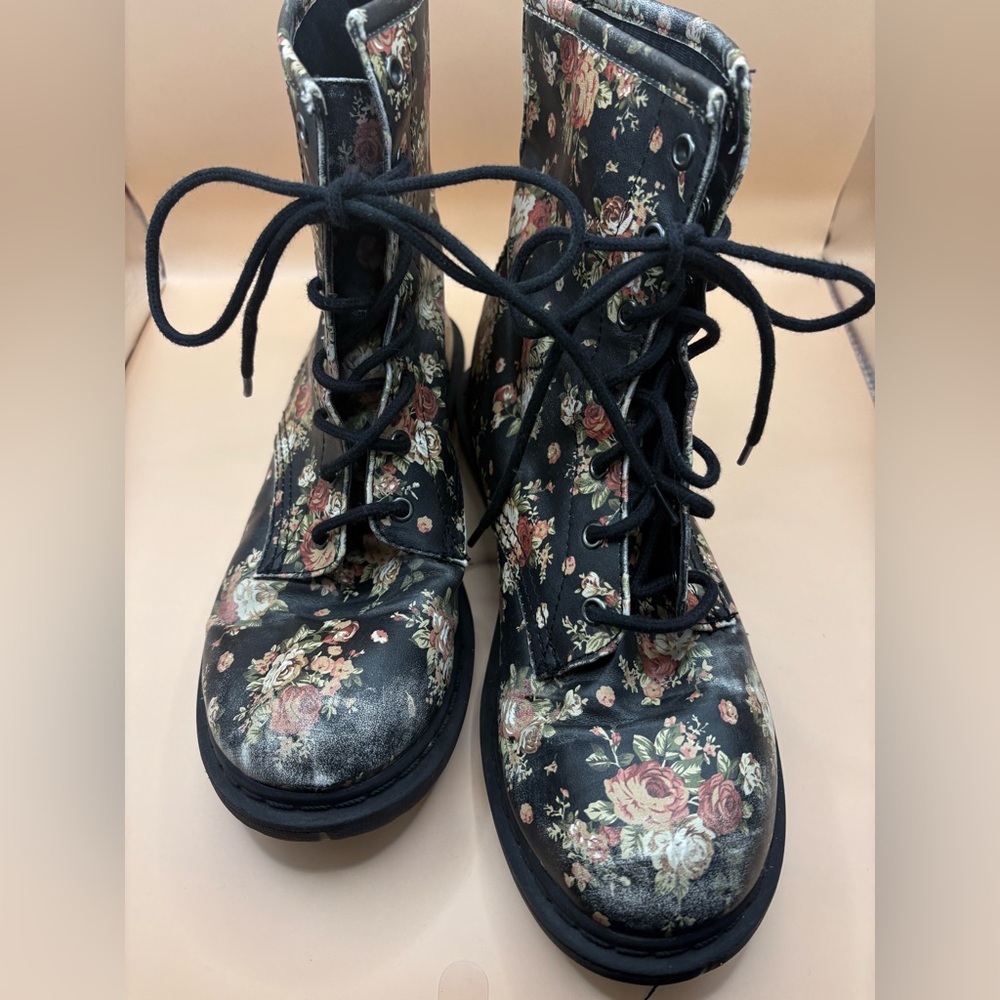 Flower Lace-Up Boots